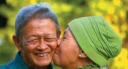 nenek sedang menikmati makanannya sepiring berdua ketika itu si nenek
