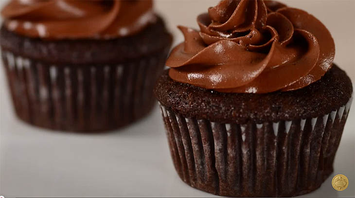 Banana Chocolate Cupcakes Recipe by Stephanie Jaworski http://goo.gl/h7X7Bz Banana Chocolate Cupcakes Recipe by Stephanie Jaworski http://goo.gl/h7X7Bz