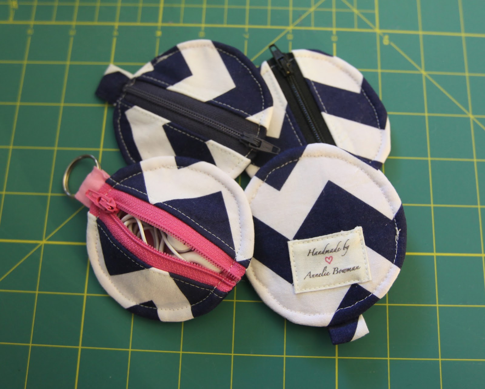 Oh. THAT Annelie... DIY Project Circle Zip Earbud Pouch