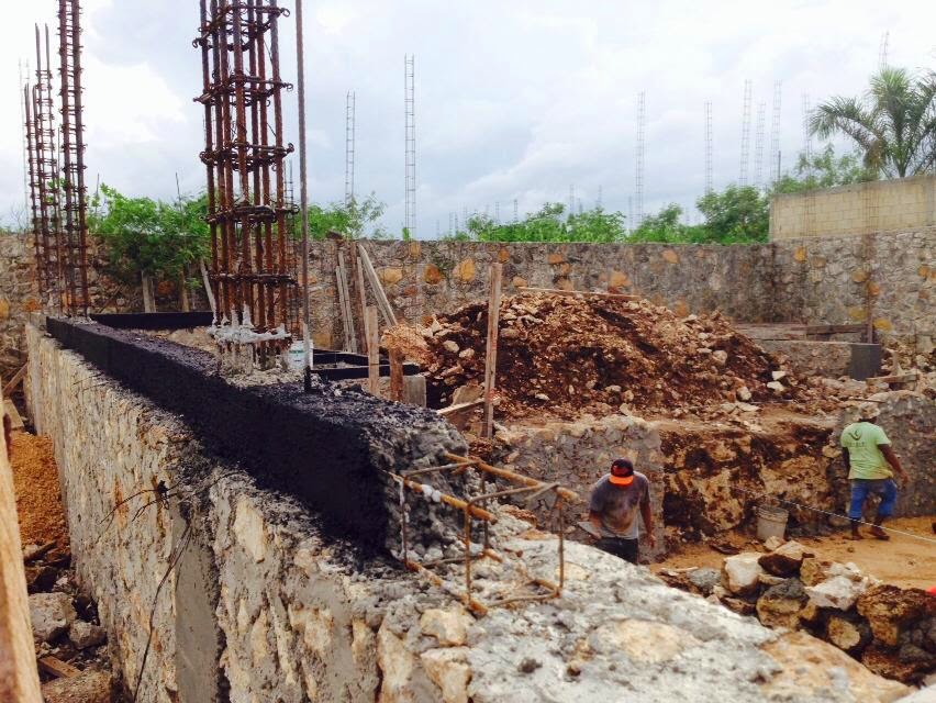 Building my home in the Yucatan Peninsula Leveling beam (Cadena de