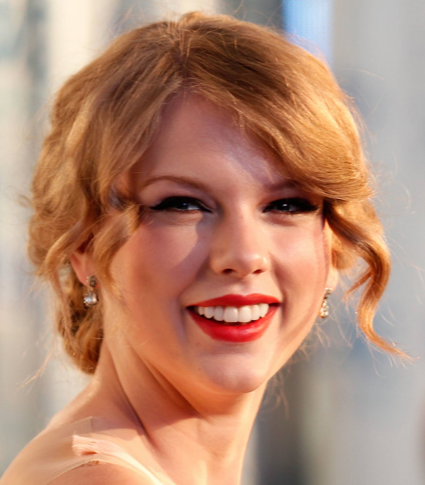 The teach Zone: Taylor Swift Long Hairstyles with bangs 2012