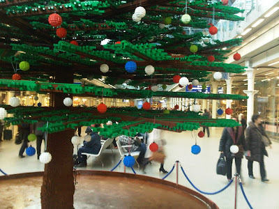 http://4.bp.blogspot.com/-LHdcDN-GKis/TtR-b_Wu2ZI/AAAAAAACjVU/ITlXBQXOu68/s400/largest-lego-christmas-tree-02.jpg