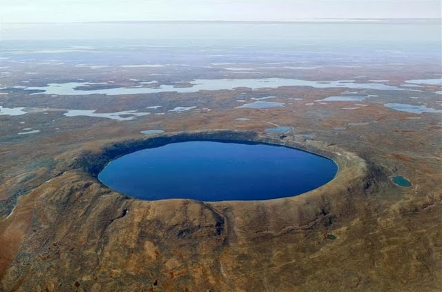 El cráter de impacto Pingualuit en Canadá
