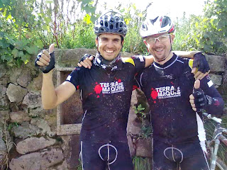 Bikers Raul Montfort i Ramon Closa d'Outcat