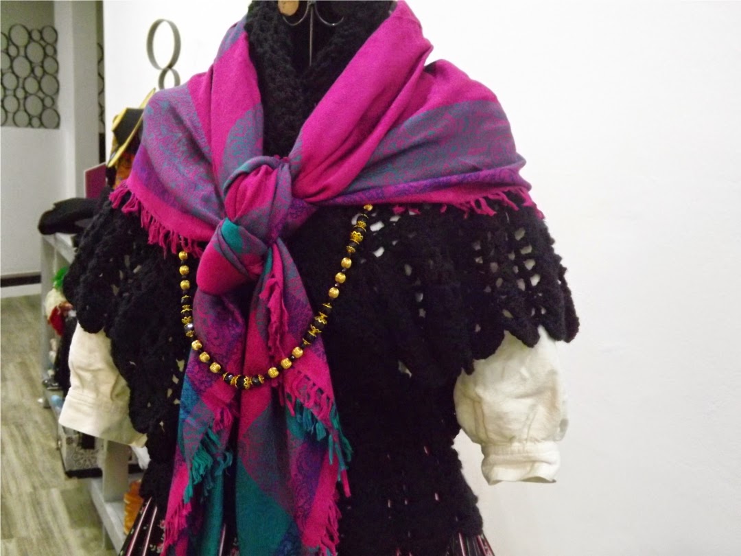 Toquilla ou chal de ganchillo en traxe tradicional de galega Chal de ganchillo en traje tradicional de gallega