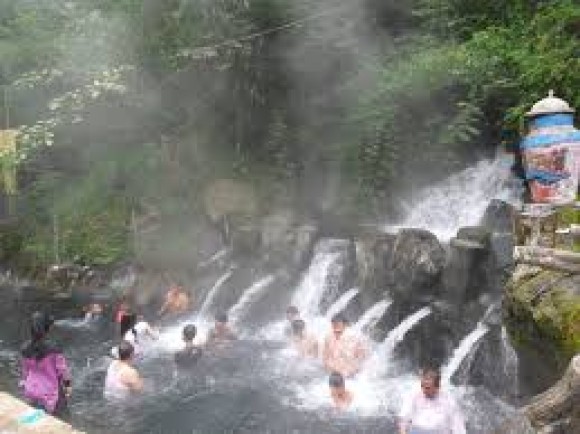 Wisata Air Panas Guci di Kabupaten Tegal yang Indah