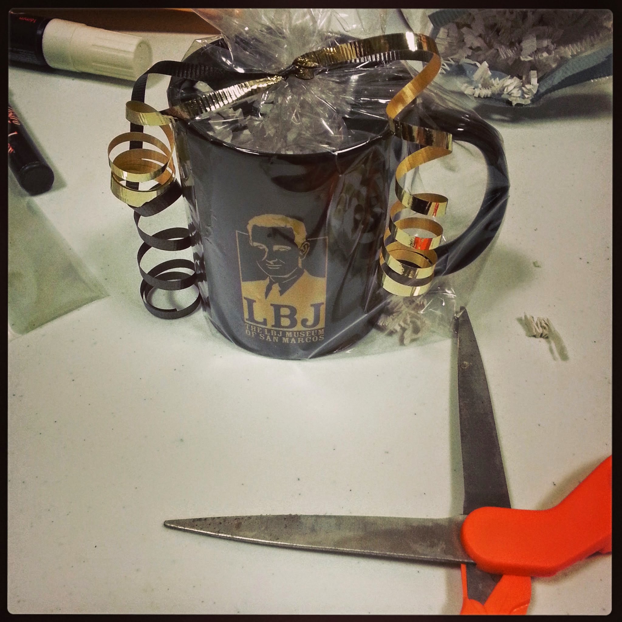 Confetti & Cocktail Parties How To Gift Wrap a Coffee Mug