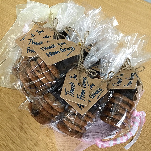 Pack of 10 cookies for birthday door gifts. It comes with a Thank you ...