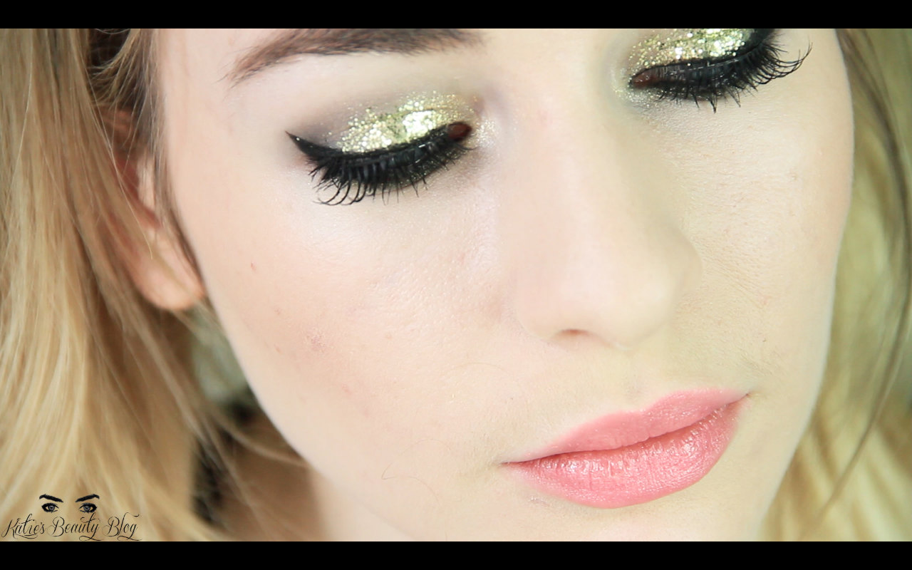 How to Apply Glitter Eye Makeup  Glitter makeup tutorial, Glitter eye  makeup, Sleek makeup