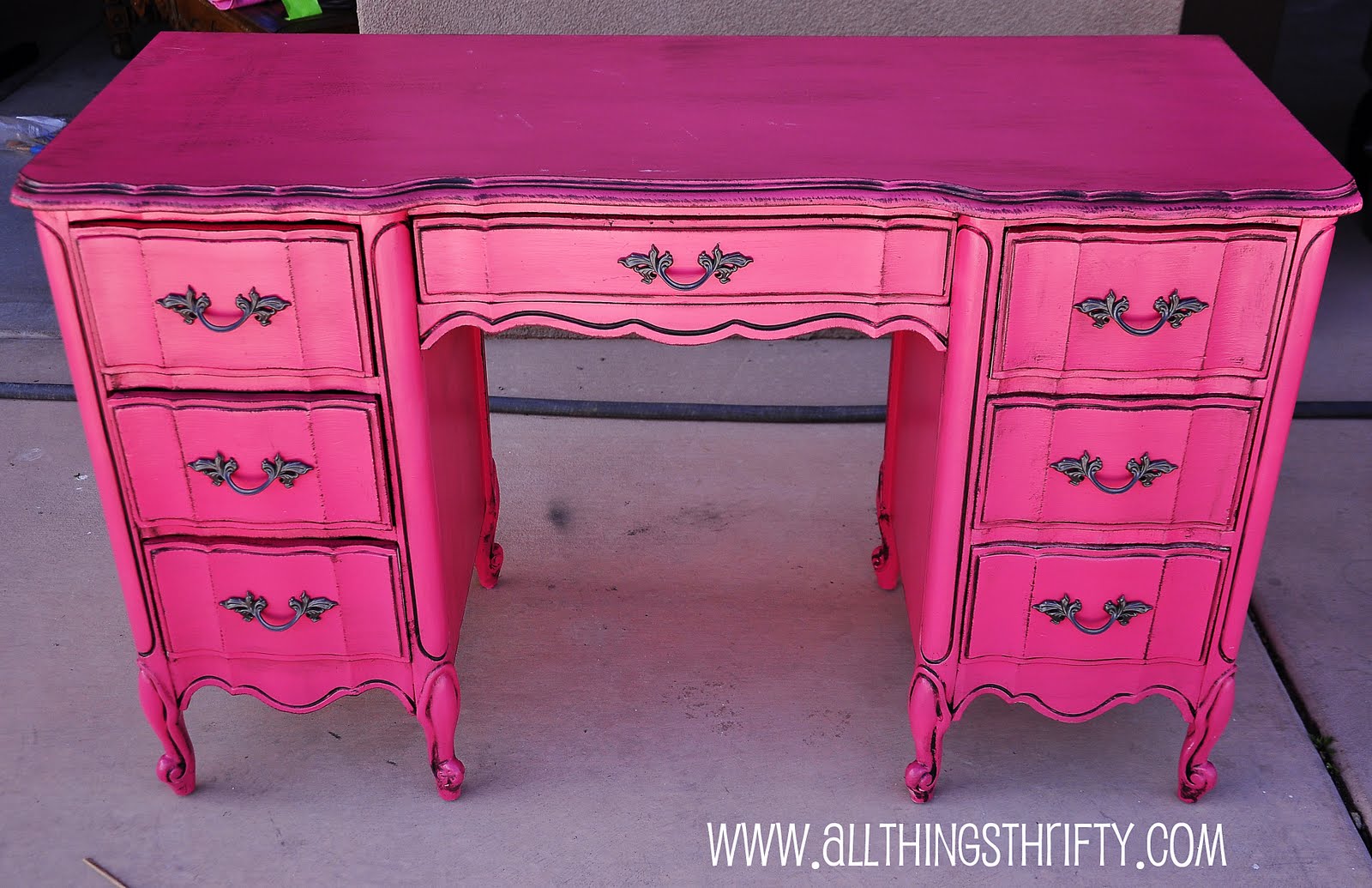 http://4.bp.blogspot.com/-LObGafQNZa8/TbBe8ENChMI/AAAAAAAAC-8/4UqtvodtHlk/s1600/pink+furniture.jpg