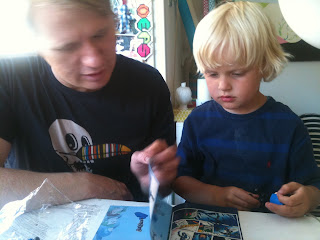 Min kæreste og min nevø samler LEGO sammen