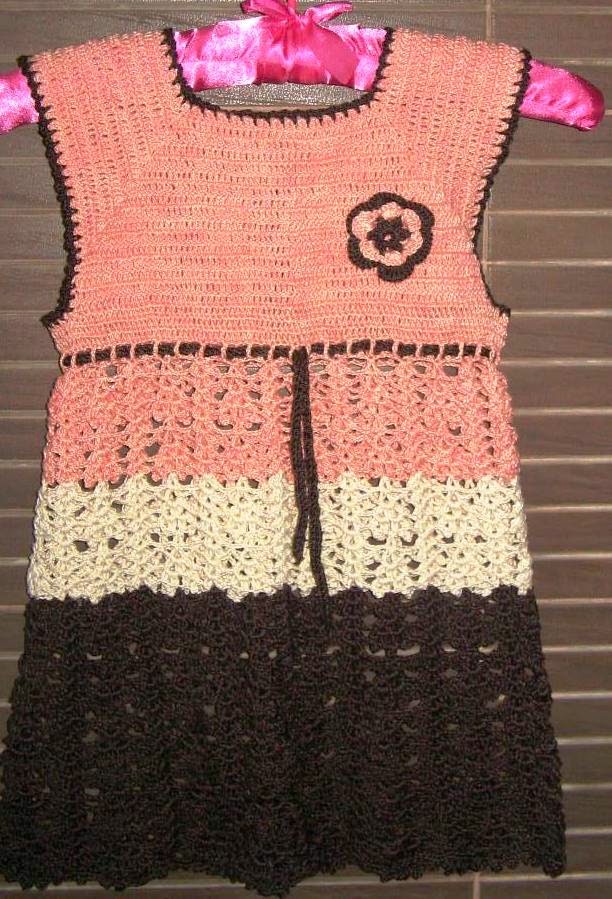 Robe pour petite fille au crochet (grille gratuite)