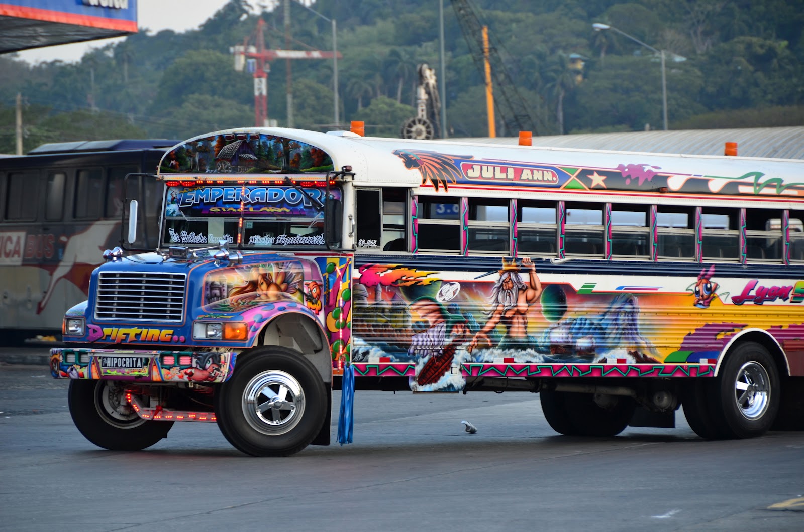 Buczek Mruczek i Andruty: Panama - Z dziećmi w ryczącym Czerwonym Diable