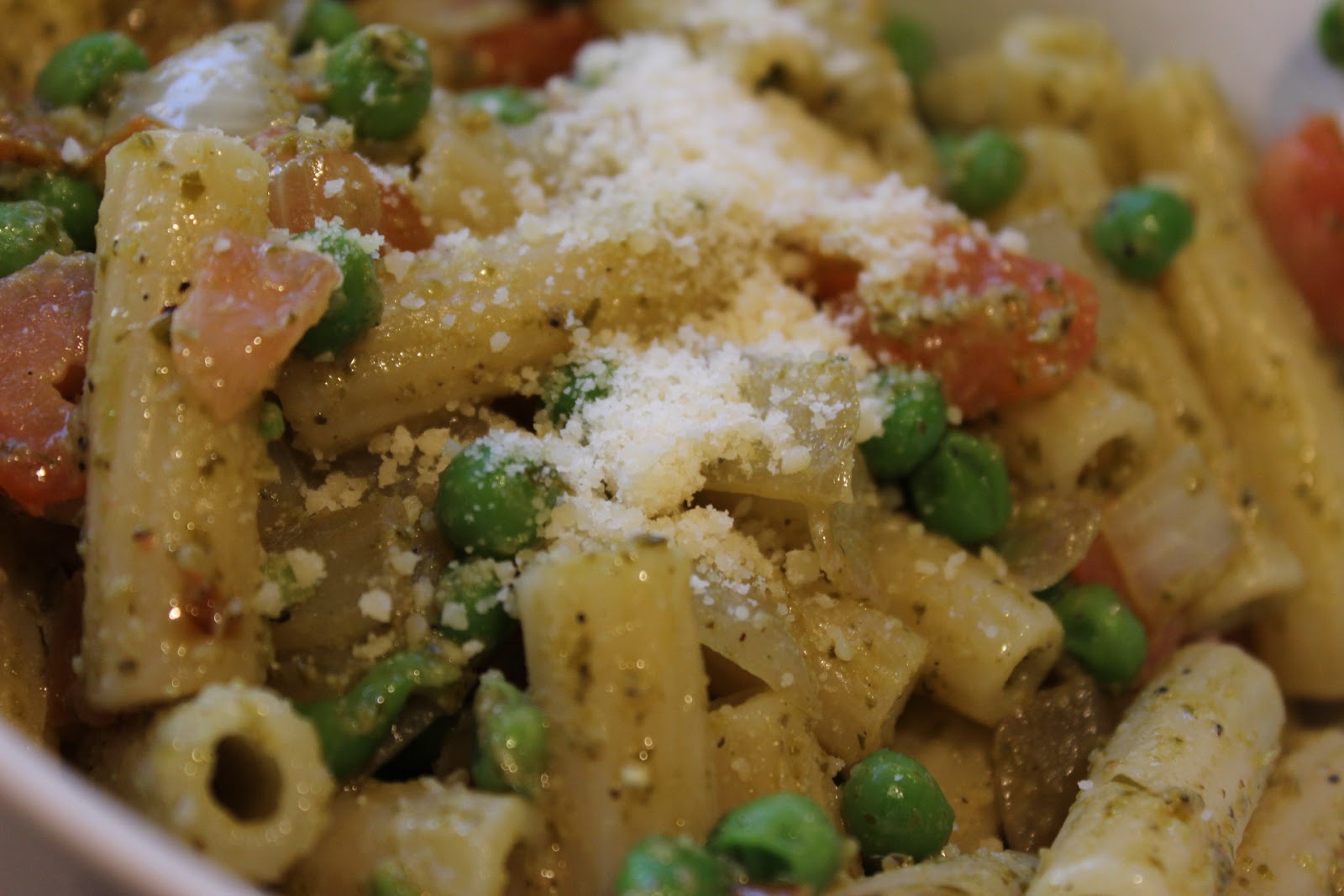 My life as a wife and new mom! Quick & Easy Pesto Pasta with Peas