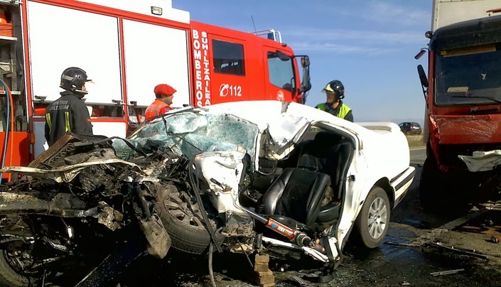 La costura de los sujetadores a un pequeño pecho