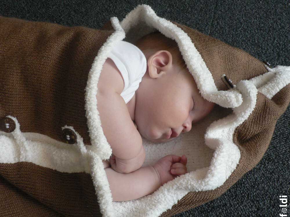 foldi Softy Baby Blanket in pure white and teddy bear brown colour
