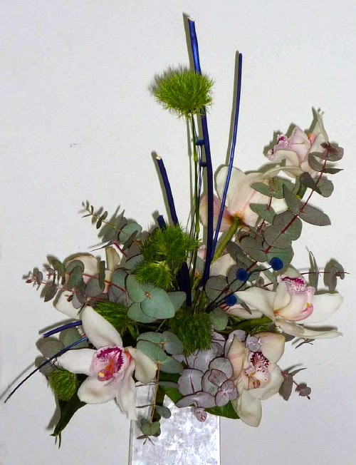 Ramo de novia con orquídea cymbidium blanca, eucalipto y toques de fantasía
