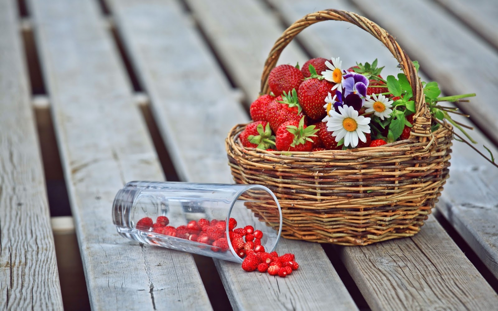 Canasta con Fresas y Flores - Fondos de Pantalla HD - Wallpapers HD
