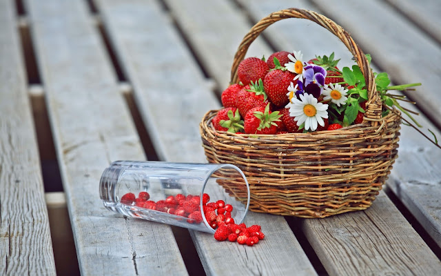 Canasta con Fresas y Flores - Fondos de Pantalla HD - Wallpapers HD