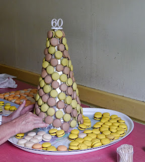 Pièce montée de macarons