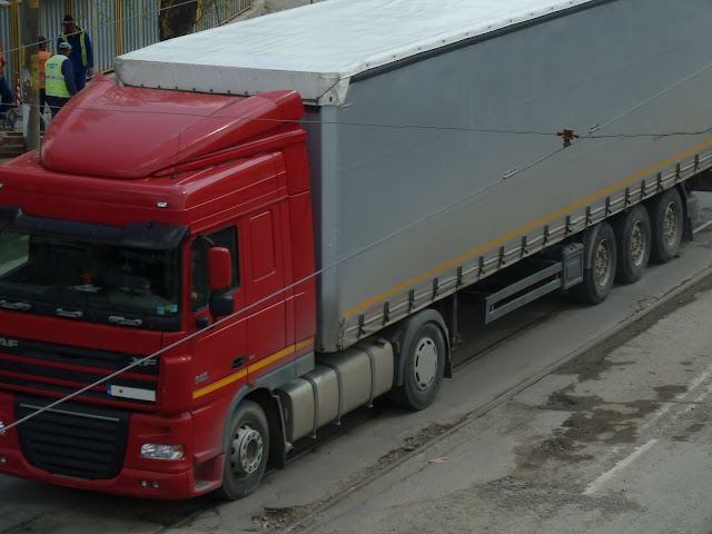 DAF XF 105 410 Red Truck + Gray Curtain Side Trailer