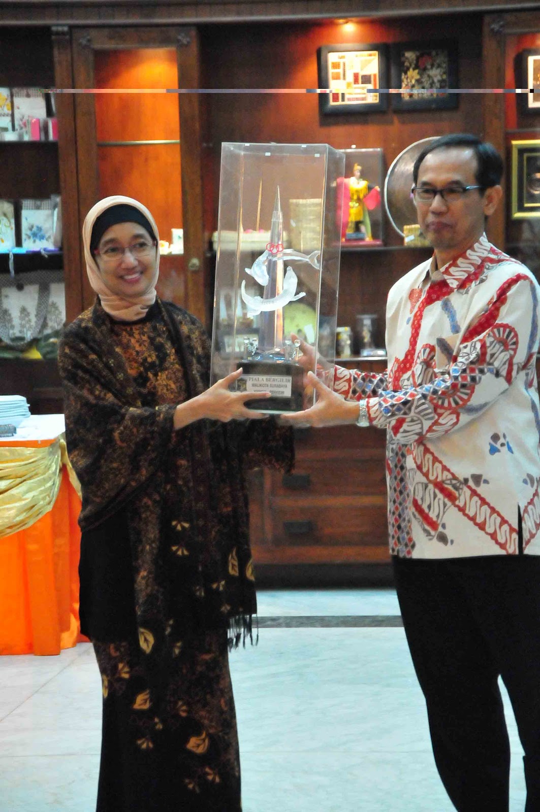 4. Penyerahan Piala Walikota Surabaya oleh Ketua Umum Perkemi Kota Surabaya.