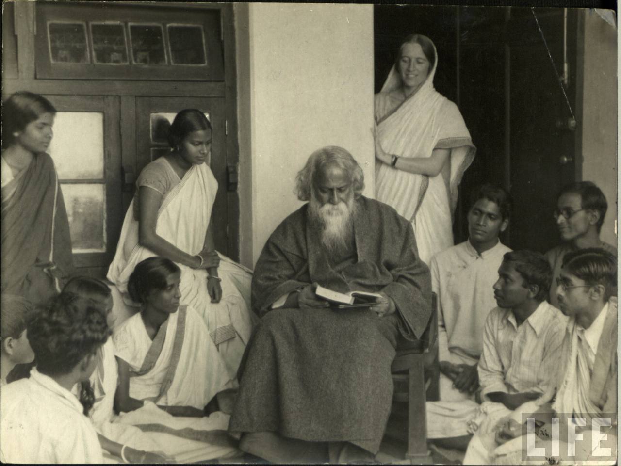 rabindranath tagore contribution to the society Rabindranath tagore rabindranath tagore was born on may 9, 1861 in an affluent family in the jorasanko mansion in kolkata his parents were debendranath tagore and sarada devirabindranath tagore was born in calcutta, india into a wealthy brahmin family. rabindranath tagore contribution to the society Rabindranath tagore rabindranath tagore was born on may 9, 1861 in an affluent family in the jorasanko mansion in kolkata his parents were debendranath tagore and sarada devirabindranath tagore was born in calcutta, india into a wealthy brahmin family.
