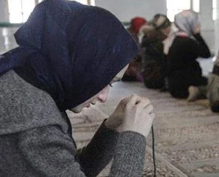 Wanita Haid di Teras Halaman Masjid