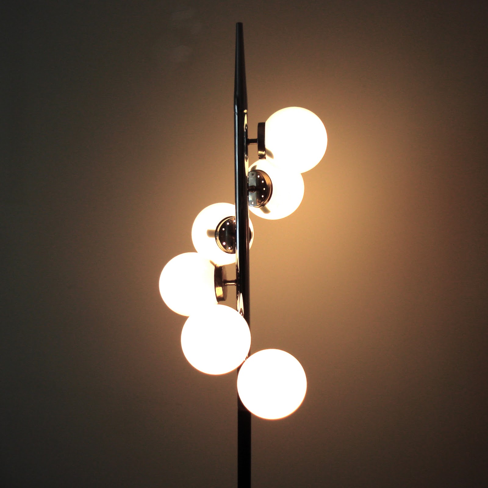 moderncraze Trip the light fantastic...with mid century modern lamps!