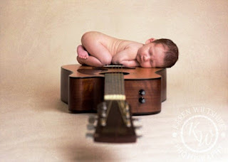 Foto bayi lucu tidur di atas gitar Foto bayi lucu tidur di atas gitar