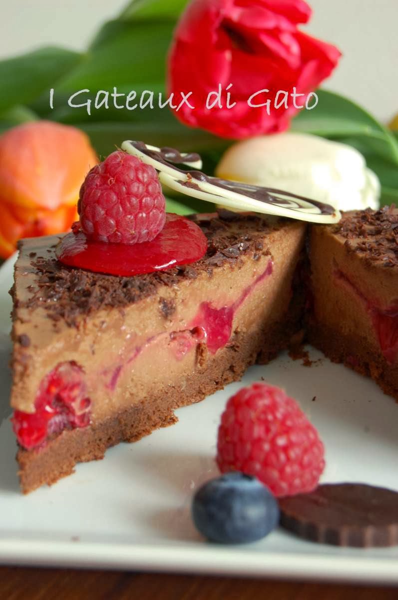 Torta al cioccolato fondente e lamponi con mousse al cioccolato e zenzero