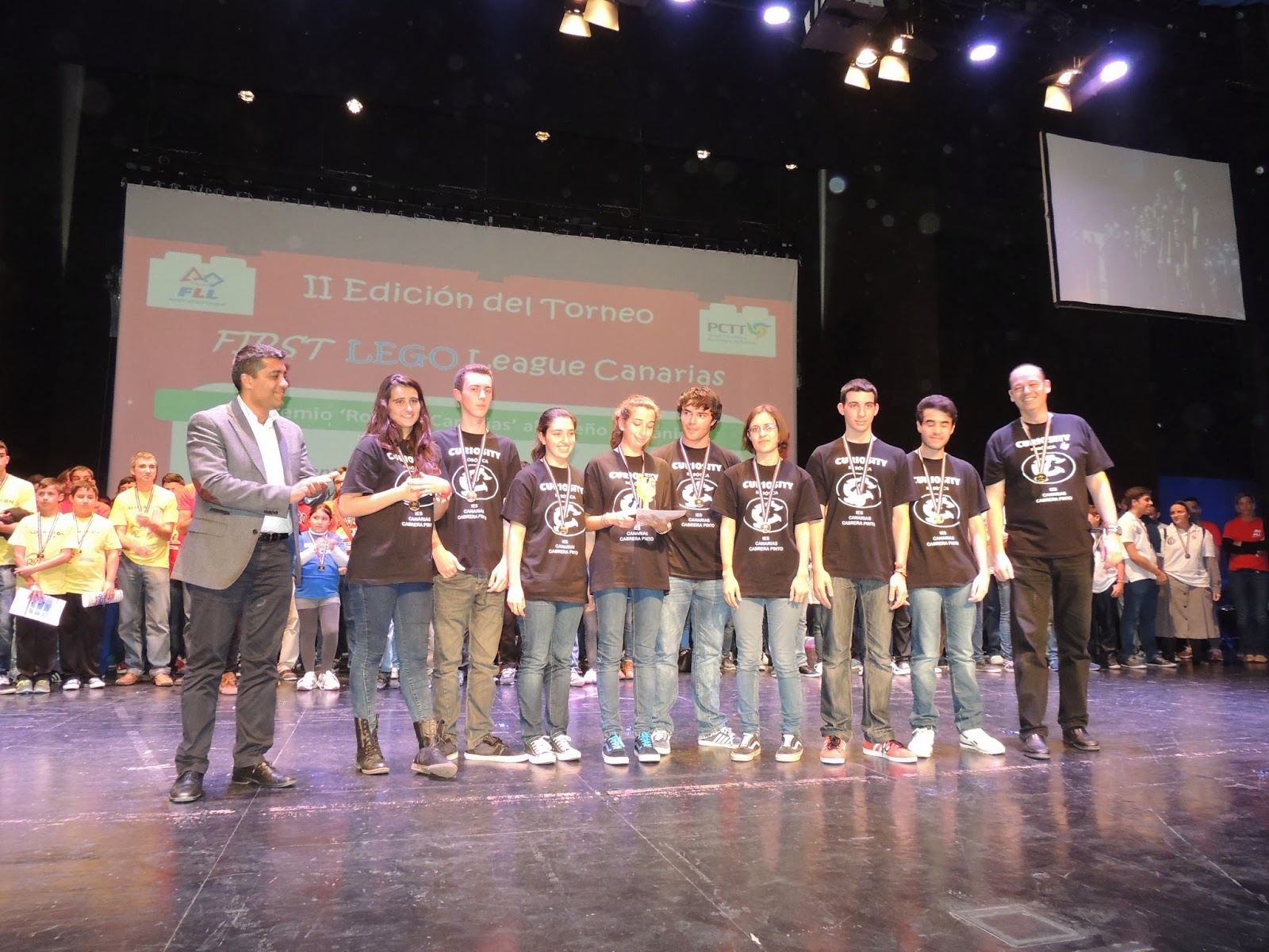 El Director de ROBOTIX Canarias entrega el Premio Robotix Canarias al Diseño Mecánico al equipo Curiosity Director ROBOTIX Canarias entrega Premio Robotix Canarias