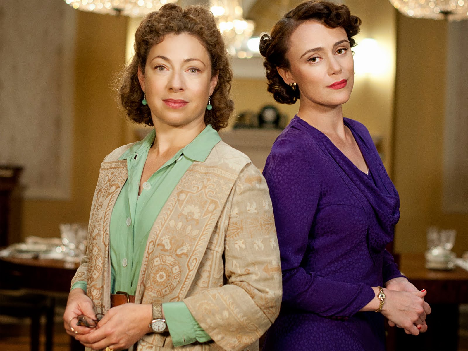 http://4.bp.blogspot.com/-LdnsLefgAPY/T0P3nwSqmII/AAAAAAAAASI/E6TQ44KV__A/s1600/alex_kingston_keeley_hawes_upstairs_downstairs.jpg