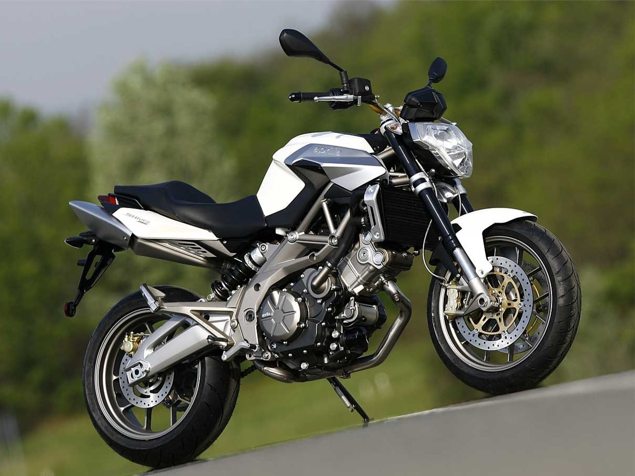http://4.bp.blogspot.com/-LeSnDSjISn4/Tgb4eY4yKUI/AAAAAAAAAMg/Ha73Z5tfwiw/s1600/Aprilia-Shiver-750-003.jpg