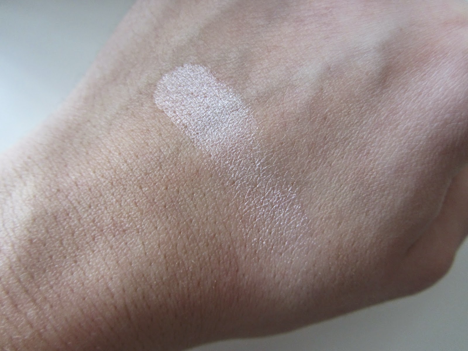 essence soo glow! highlighter swatch