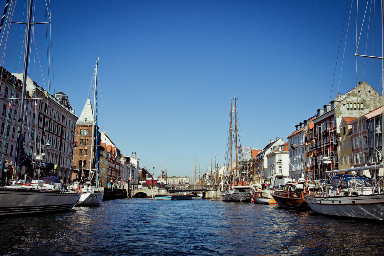 Segelschiffe und blauer Himmel am alten Hafen von Kopenhagen