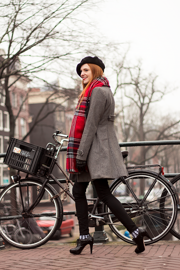 Retro stijl blogger outfit photoshoot in de mist in Amsterdam