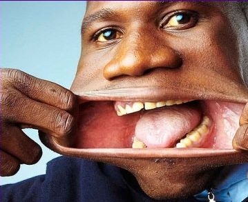 Esse cara tem a maior boca do Mundo!