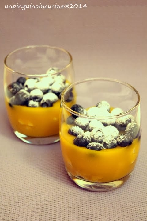 bicchierini di finta crema pasticcera con meringhe e mirtilli