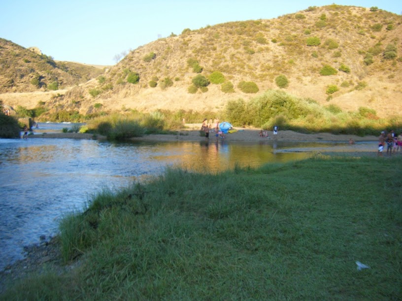 Pessoas a desfrutar da praia fluvial