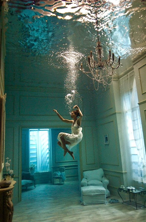 Surreal underwater photograph by Phoebe Rudomino | Ses Rêveries Surreal underwater photograph by Phoebe Rudomino | Ses Rêveries