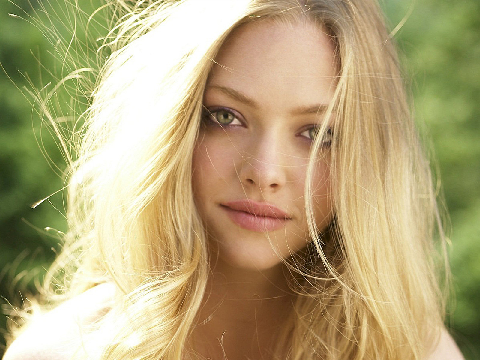 http://4.bp.blogspot.com/-LkxgI87B3gQ/T5qtgbv1HpI/AAAAAAAAASY/Y_8N6AhwlJk/s1600/Amanda+Seyfried+Wallpapers+2.jpg