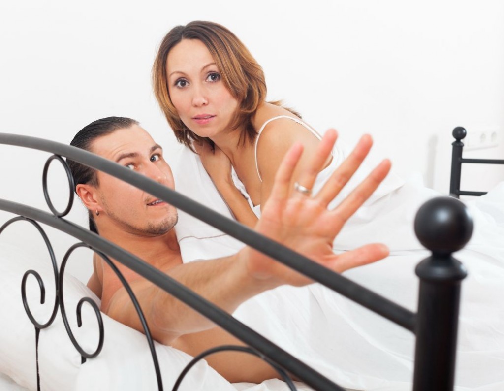 Сексуальная жена изменяет мужу с новым другом на мягком диване