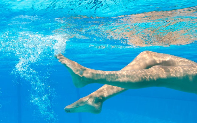 Berenang dengan posisi punggung menghadap kepermukaan air dinamakan gaya
