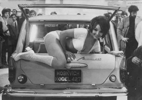 Старая реклама авто с девушками (27 фото)