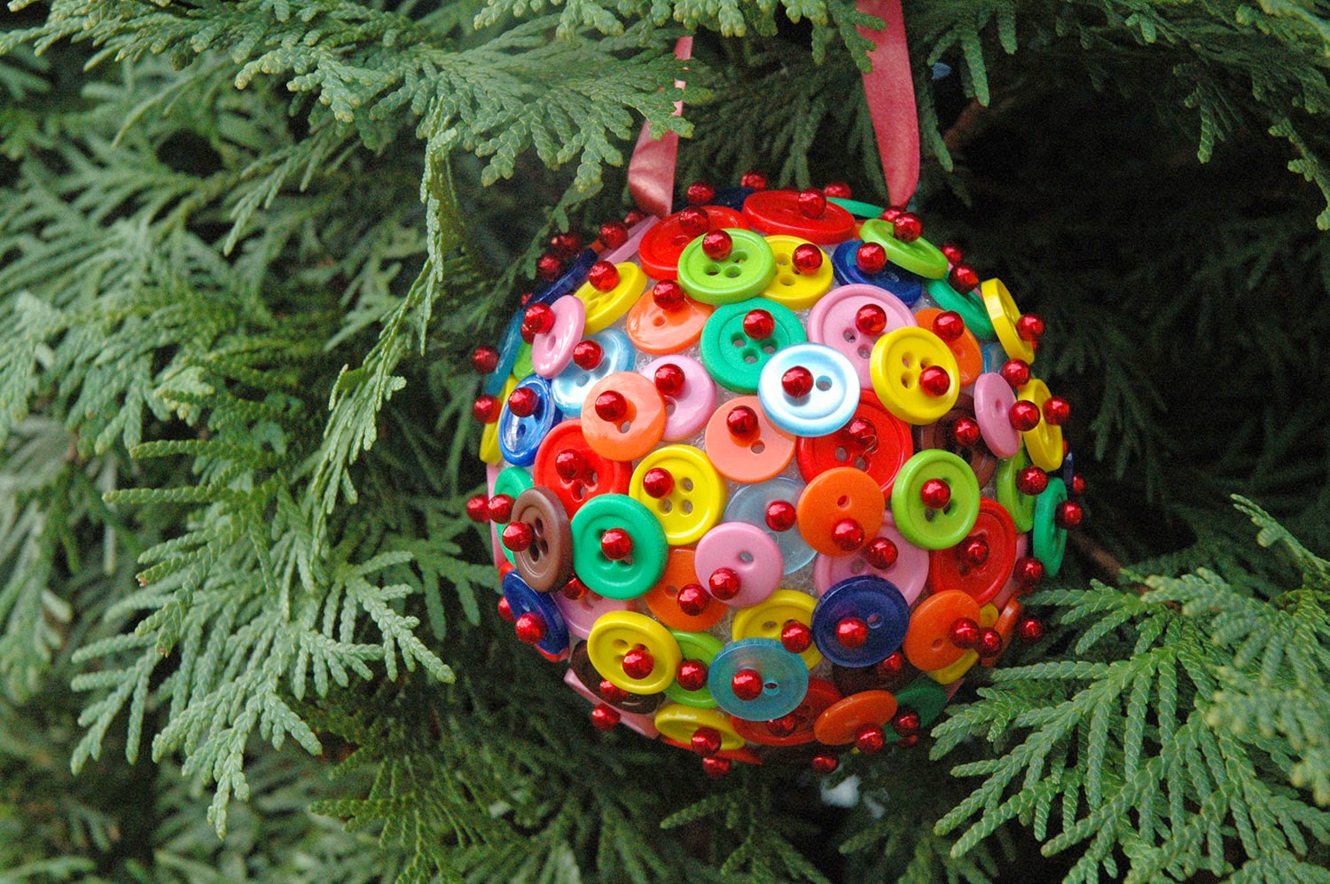 Riciclo Creativo: Lavoretti di Natale per i bambini con i bottoni