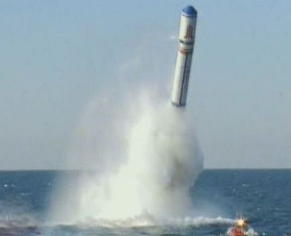 Peluncuran rudal balistik JL-2 dari kapal selam