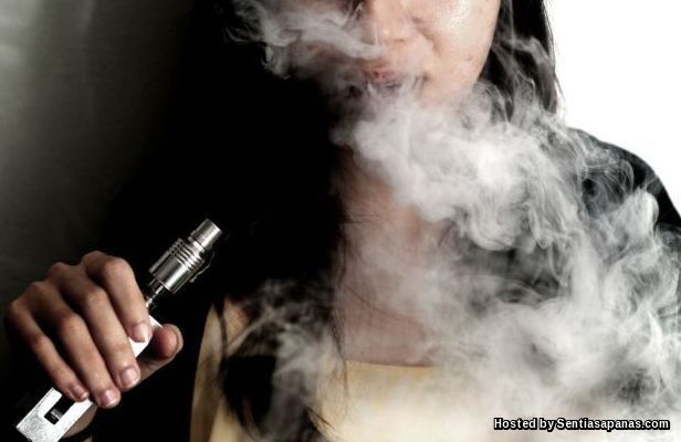 Britain Cadang e-Rokok Ganti Rokok Gadis hisap vapor
