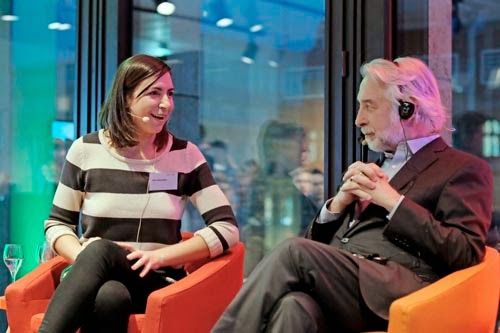 Radiojournalistin Eleni Klotsikas und Google-News-Chef Richard Gingras im Gespräch.