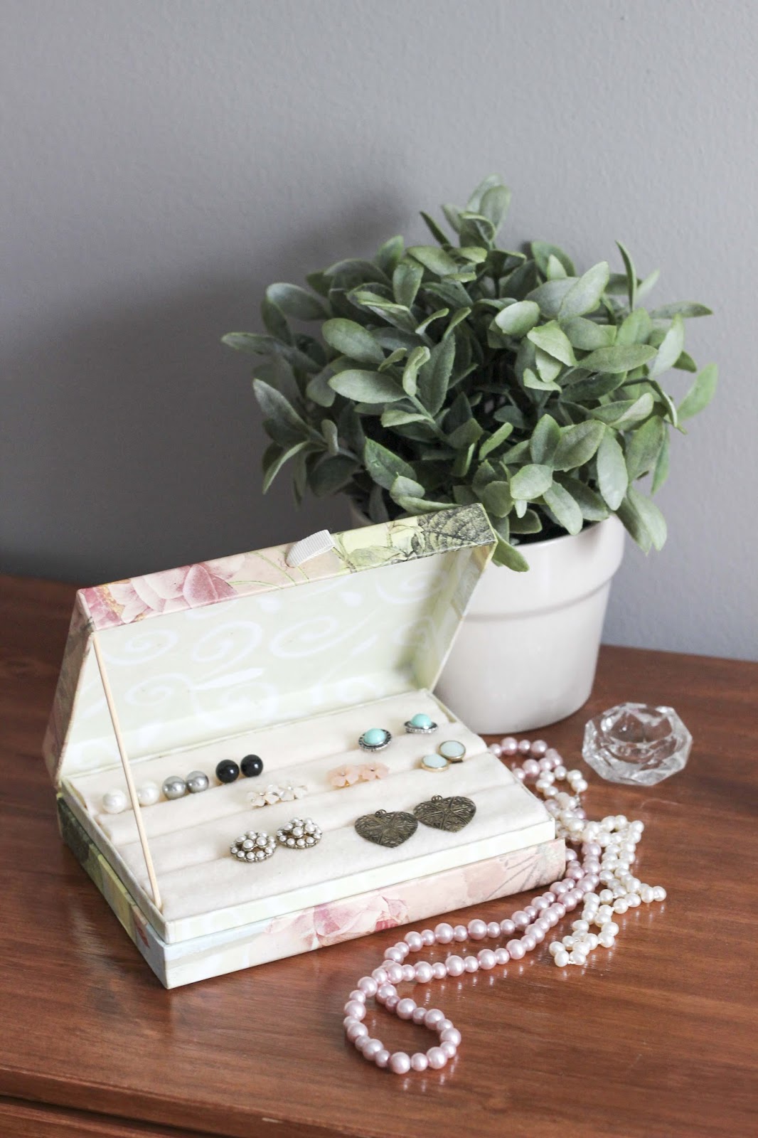 DIY Earring & Jewelry Box | Confetti Dots Blog | http://www.confettidots.blogspot.com DIY Earring & Jewelry Box | Confetti Dots Blog | http://www.confettidots.blogspot.com